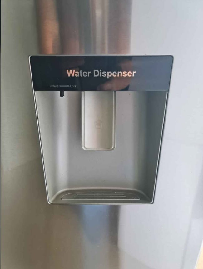 Hisense w/water 514L fridge freezer