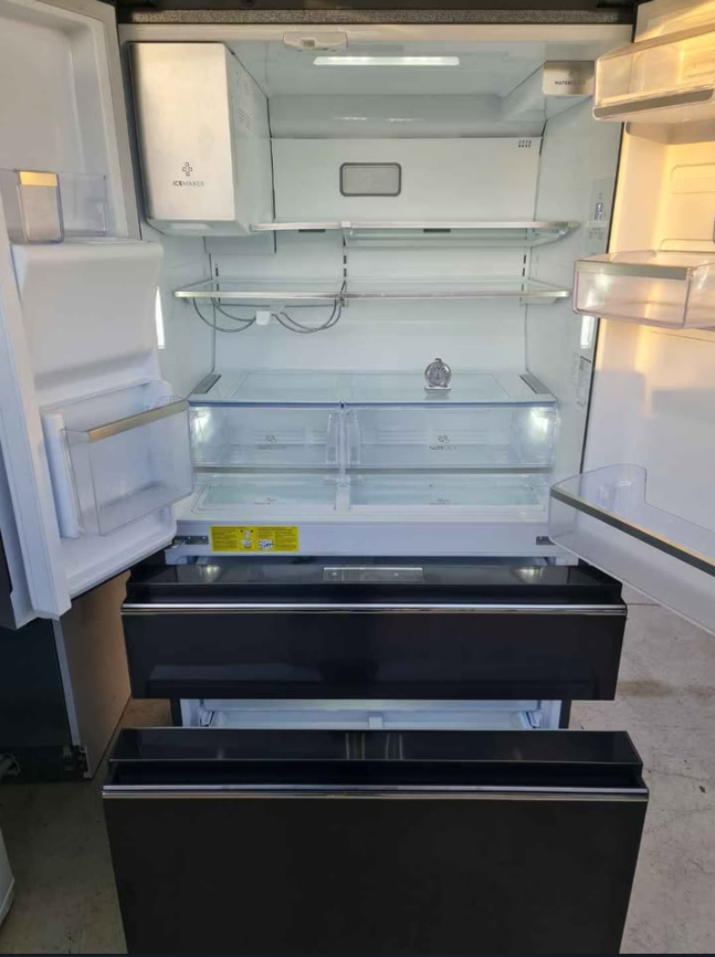 Electrolux 689L Ice/Water Plumbed Fridge Freezer
