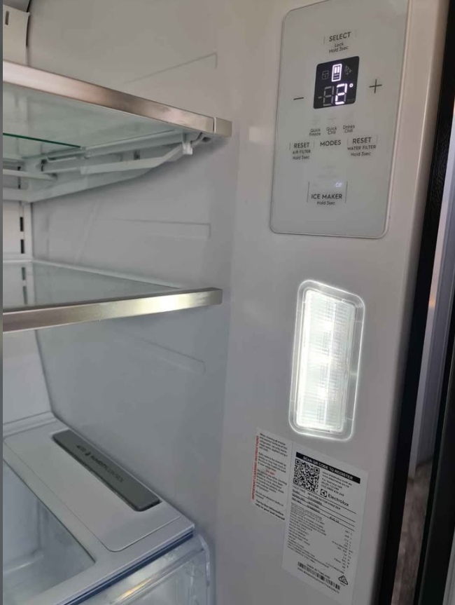 Electrolux 689L Ice/Water Plumbed Fridge Freezer