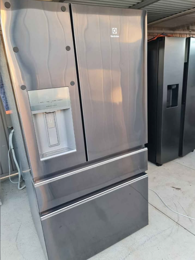 Electrolux 689L Ice/Water Plumbed Fridge Freezer